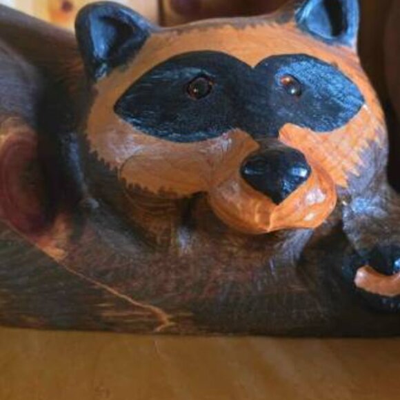 Big Sky Carvers Jeff Fleming Pine Wood Carved Ricky Raccoon Sculpture Bearfoots - Picture 12 of 12